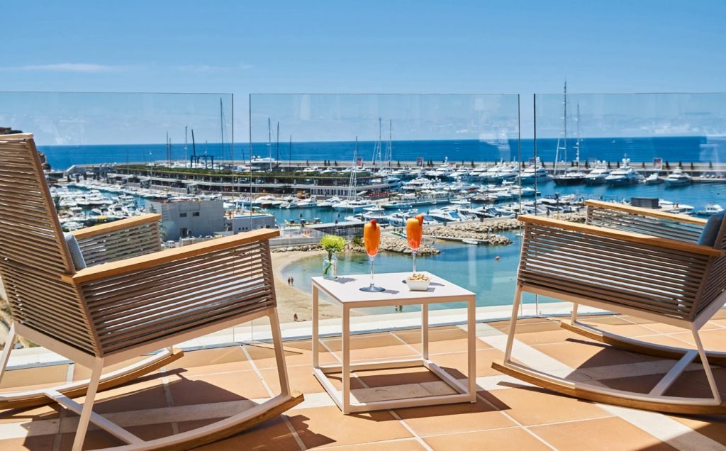 Schlürfen Sie einen Cocktail im Pure Salt Port Adriano - Luxushotel - MallorcanTonic Angebote 