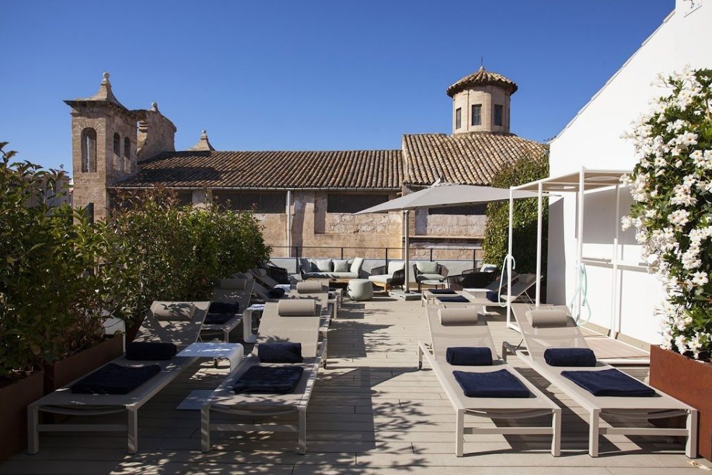 Entspannen Sie sich auf der Dachterrasse mit Pool im Boutique Hotel Sant Jaume -Luxus Hotels - MallorcanTonic