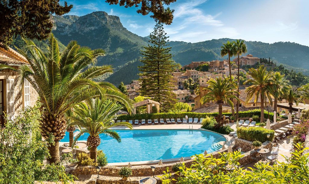 Belmond La Residencia - Luxushotels Mallorca - Blick auf den Pool und die Berge 